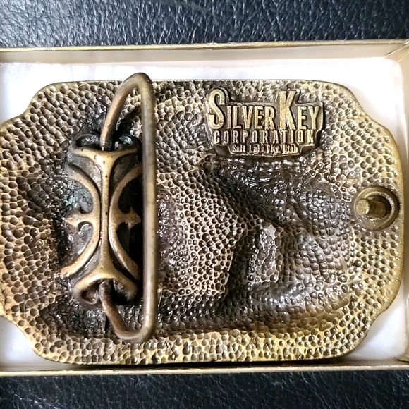 Bronze bear belt buckle from the Silver Key Corp - Picture 4 of 4